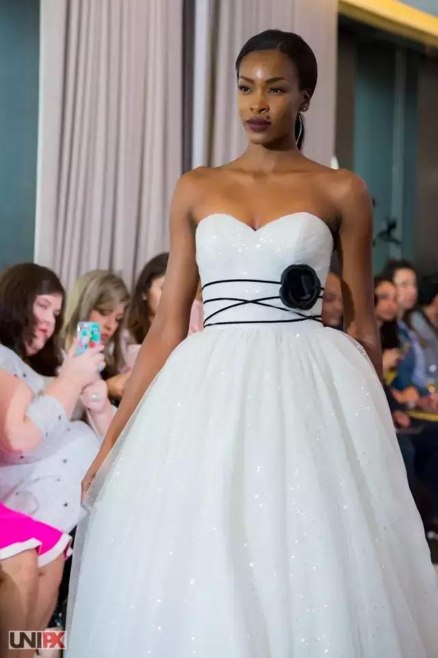 谁家的婚纱可以让你在海边举办婚礼也不怕晒黑?