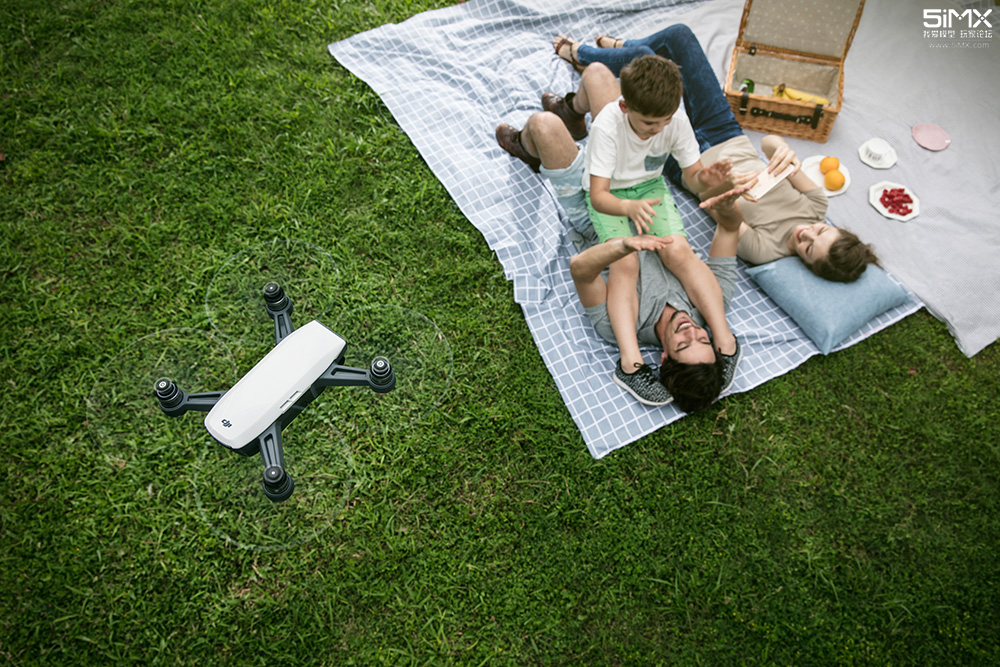 5iMX为你解析拥有全新体验的大疆“晓”Spark掌上无人机