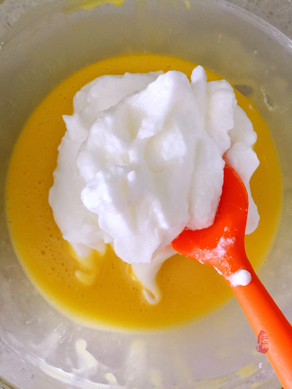 首次学做的蛋卷,特为孙女送上的儿童节礼物—曼越莓干蛋糕卷