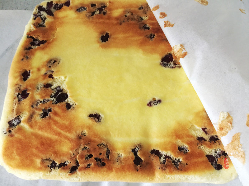 首次学做的蛋卷,特为孙女送上的儿童节礼物—曼越莓干蛋糕卷