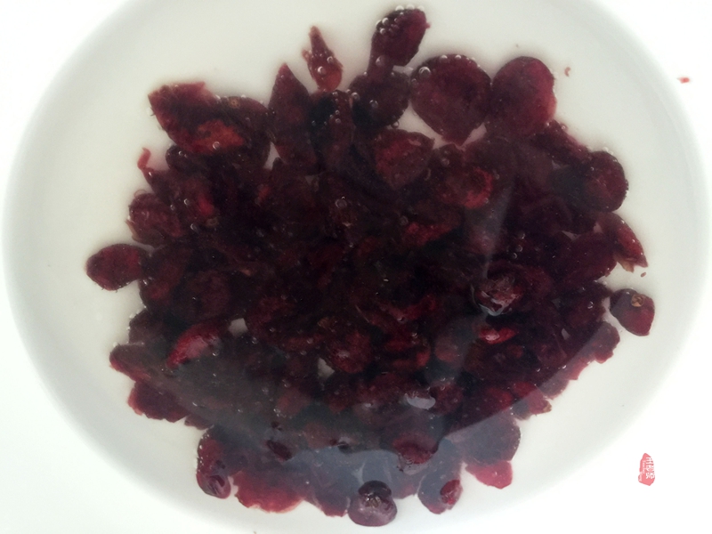 首次学做的蛋卷,特为孙女送上的儿童节礼物—曼越莓干蛋糕卷