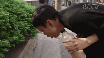 日本女记者品尝即将失传的屎酒！到最后还是吐了！