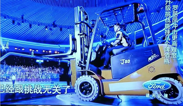 用叉车叉啤酒视频,用叉车吊钢丝绳到船上