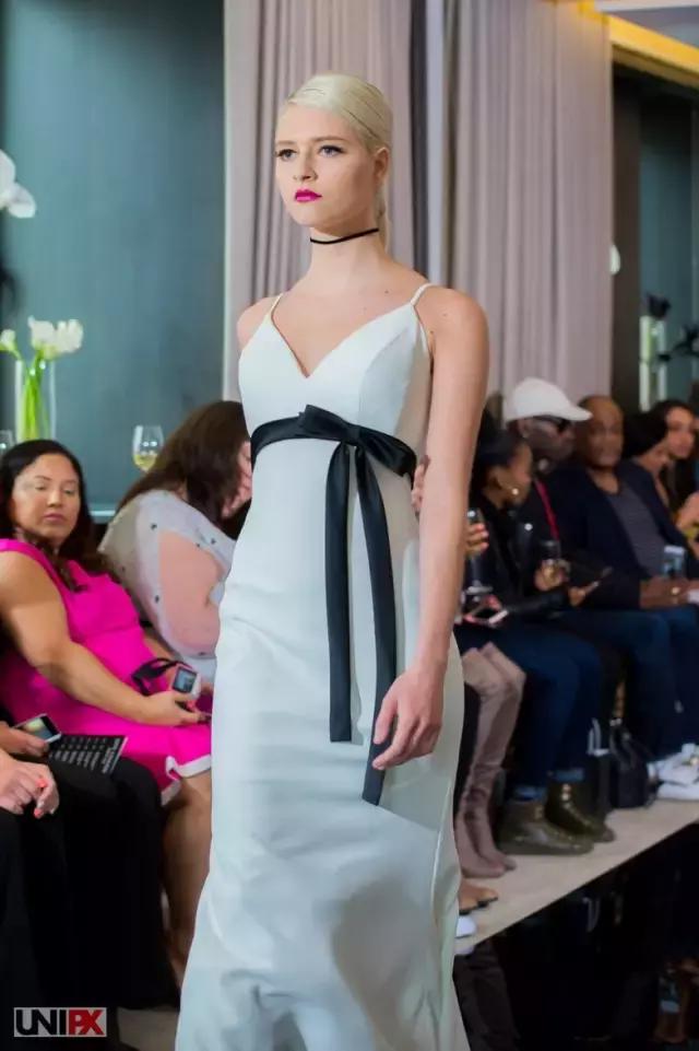 谁家的婚纱可以让你在海边举办婚礼也不怕晒黑?