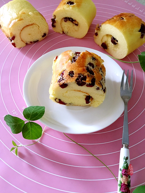 首次学做的蛋卷,特为孙女送上的儿童节礼物—曼越莓干蛋糕卷