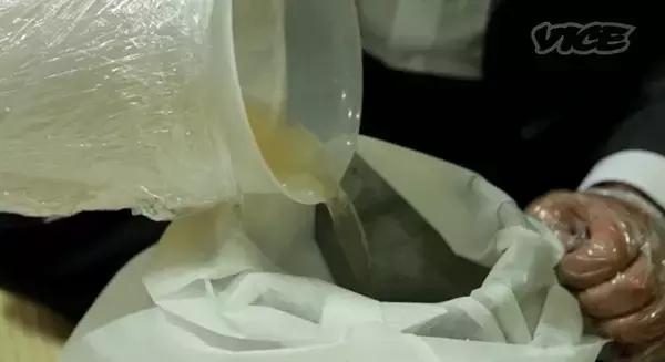 日本女记者品尝即将失传的屎酒！到最后还是吐了！