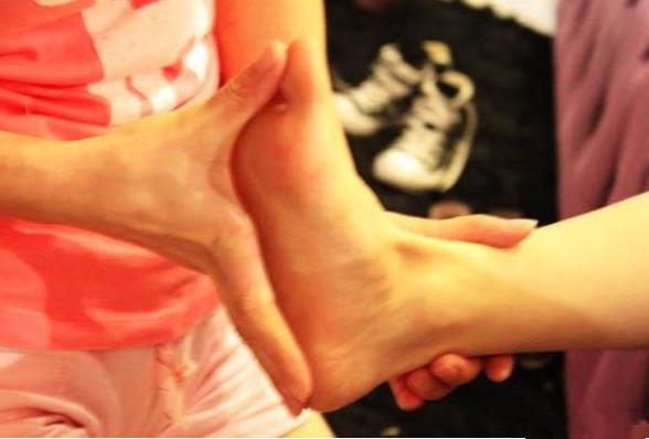 鹿晗脚小,鹿晗最近同款鞋子