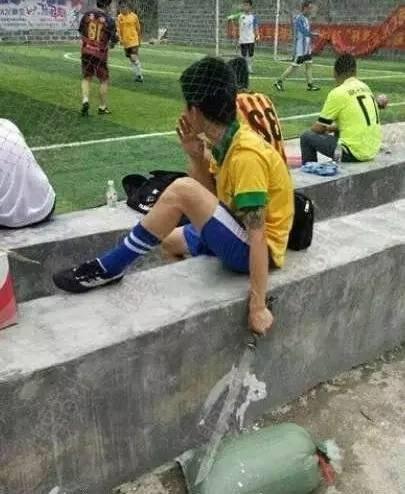 十条笑话:一小时后,表弟拉着他的女朋友回家了,姑妈的脸都绿了