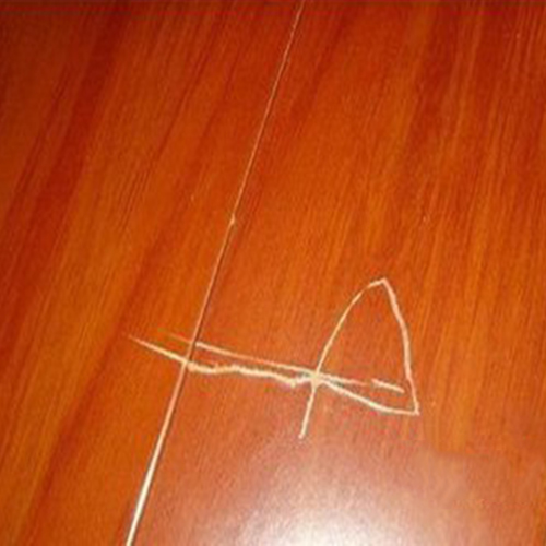 木地板有刮痕返潮鼓包？装修师傅告诉你这么做，自己也能修理好