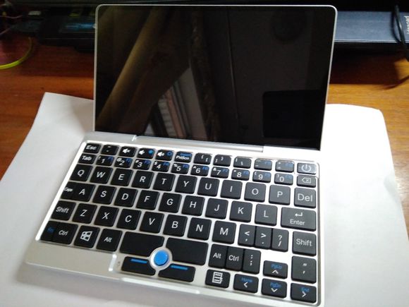 仅巴掌大小迷你电脑999元,能做到单手开合的笔记本