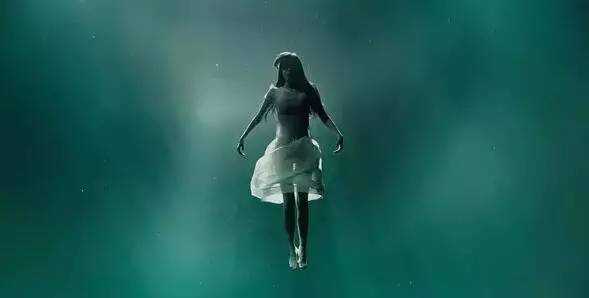 恐惧噬骨！榨干人油当解药，只为延长寿命等女儿长大后*亲近**繁殖