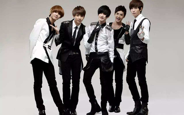 至上励合撕逼大战偶遇鹿晗踢足球小s曝与老公闺房情事