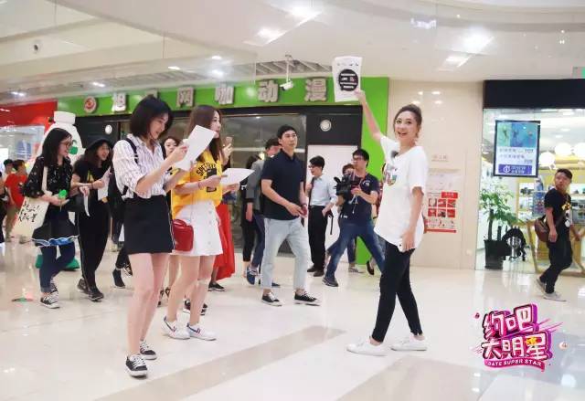 李晨和鹿晗亲自动手收拾狗狗窝,鹿晗和李晨遛狗