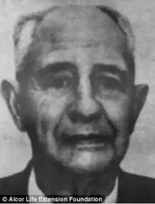 为了复活50年前的“冷冻人”,这个维修工背负了半世纪的骂名