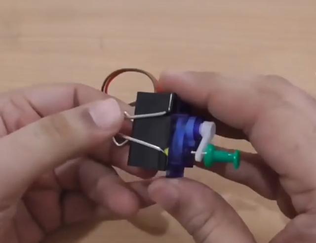 做了这个之后，在不怕出门没有手机没电了，自动发电