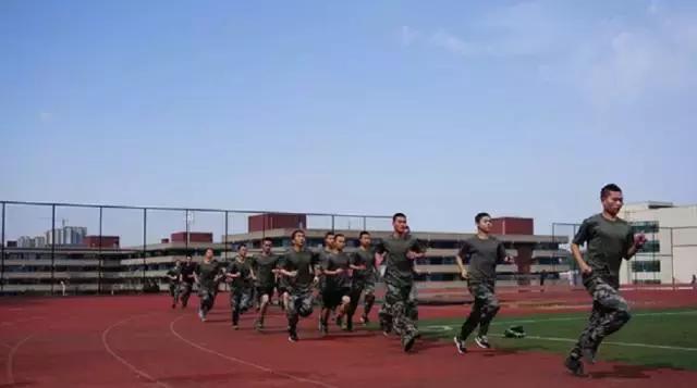 为*队军**输送后备军官18年，今天这条路取消了