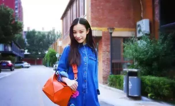 蒋欣背的女包,蒋欣香奈儿包