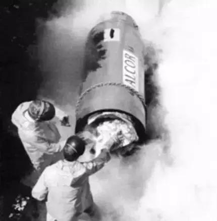 为了复活50年前的“冷冻人”,这个维修工背负了半世纪的骂名