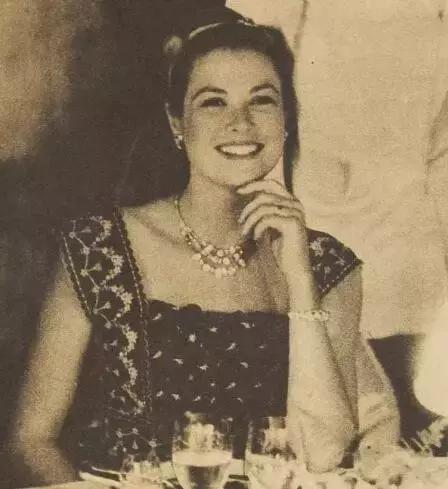 三百年爱情诅咒终结者，那个欧洲最帅王子最后娶了谁？