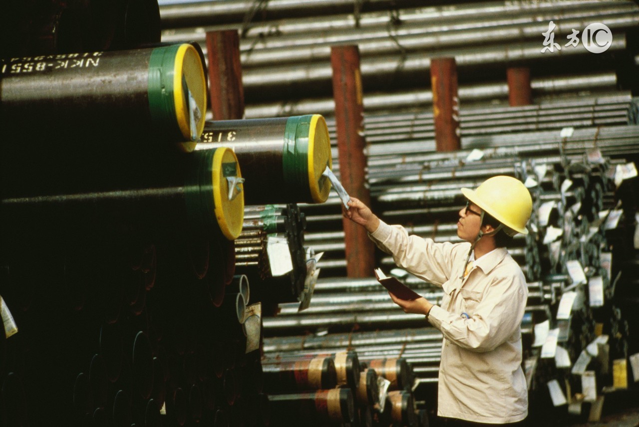 一个钢厂的生活,一个钢铁厂一般有多少员工