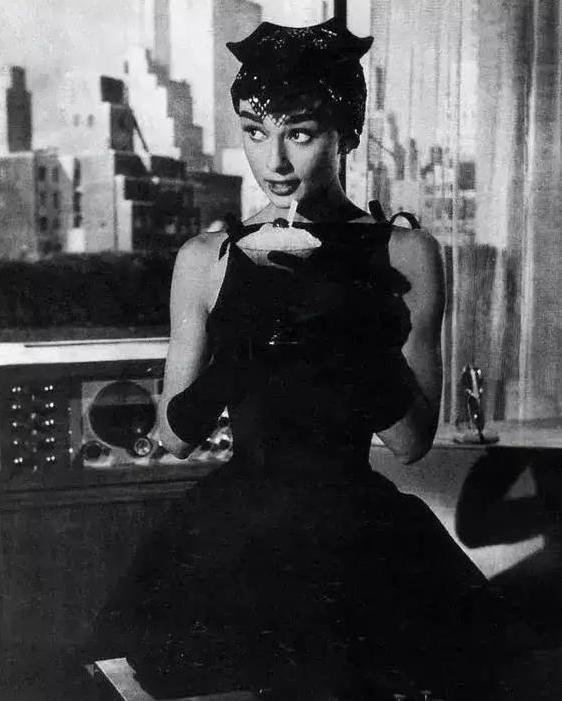 奢侈品的秘密丨揭秘纪梵希小鹿包与奥黛丽·赫本的传奇经历~