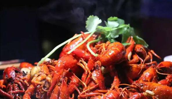 厦门深夜美食小龙虾,厦门和朋友吃小龙虾