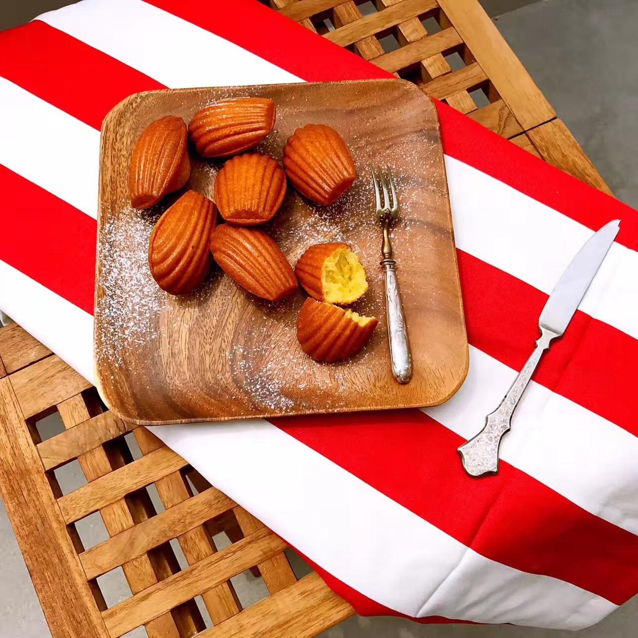 她离开城市回到故乡造了一个卖蛋糕咖啡的公益图书馆