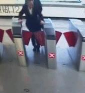 国外成年人幽默搞笑动图gif,100个绝版的搞笑gif表情包图