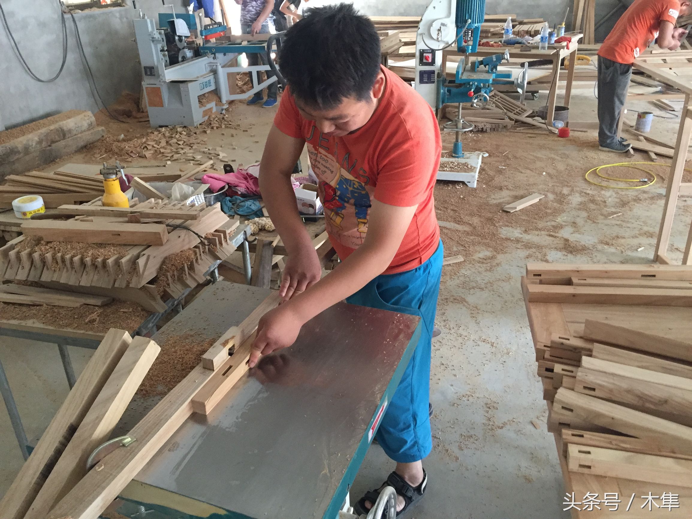 带大家参观红木家具厂,家具小作坊