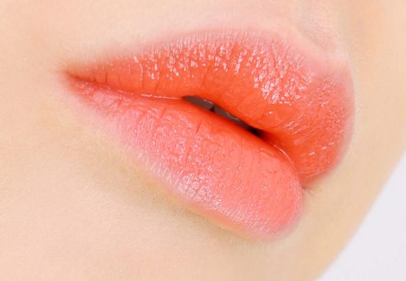 dior的迪奥魅惑釉唇膏 (dior魅惑釉唇膏怎么用)