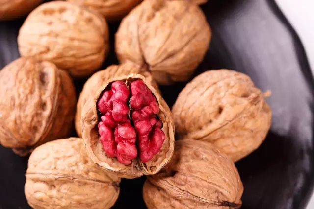 真正能红的核桃,红宝石核桃本来就是红色吗