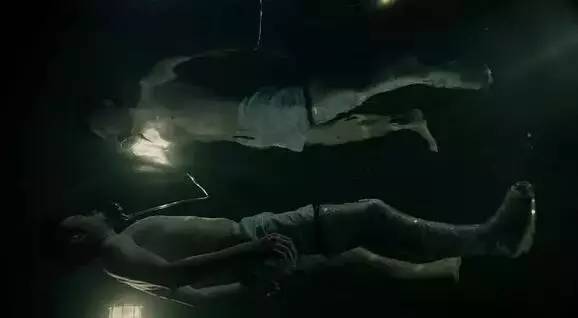 恐惧噬骨！榨干人油当解药，只为延长寿命等女儿长大后*亲近**繁殖