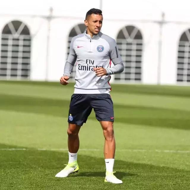 他们都穿什么篮球鞋,他们穿什么衣服翻译