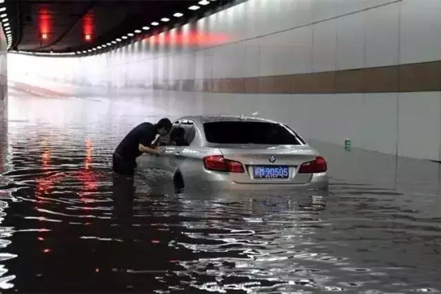 开车遇到丧葬队伍是好是坏,开车遇到丧事要注意哪些