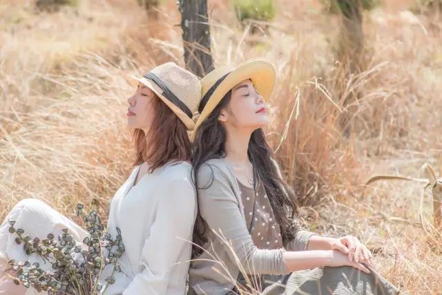 她离开城市回到故乡造了一个卖蛋糕咖啡的公益图书馆