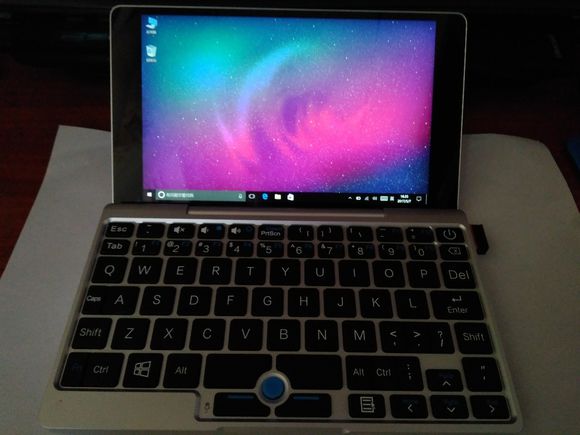 仅巴掌大小迷你电脑999元,能做到单手开合的笔记本