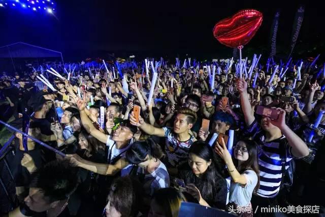 8年了，他每一次粗现都能让成都人嗨得花枝颠颤！