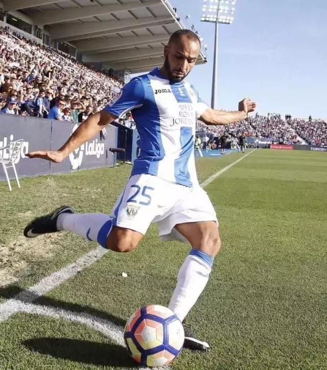 他们都穿什么篮球鞋,他们穿什么衣服翻译