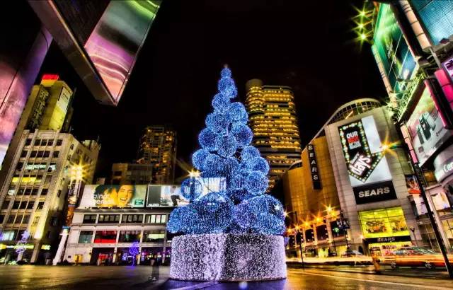 她们穿红绿过圣诞，你就穿白色，不脱颖而出才怪！