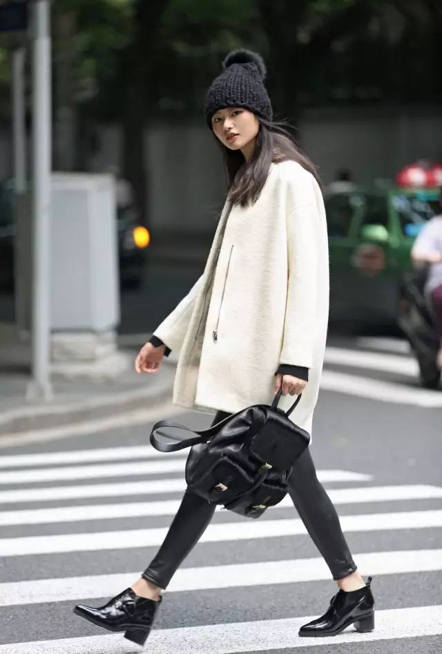 她们穿红绿过圣诞，你就穿白色，不脱颖而出才怪！