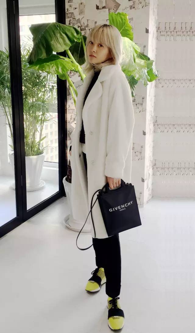 她们穿红绿过圣诞，你就穿白色，不脱颖而出才怪！