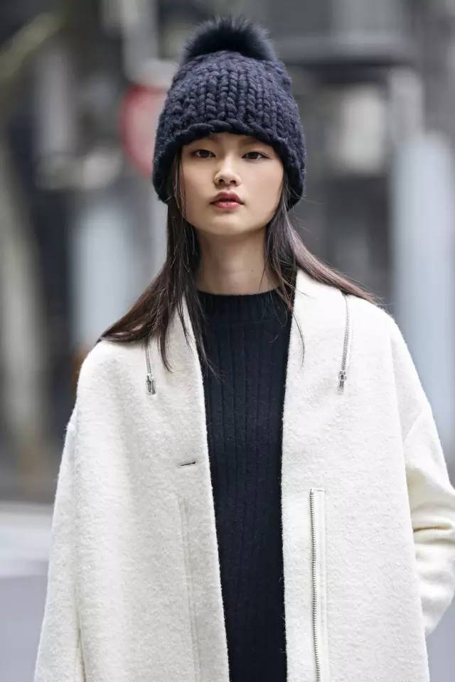 她们穿红绿过圣诞，你就穿白色，不脱颖而出才怪！