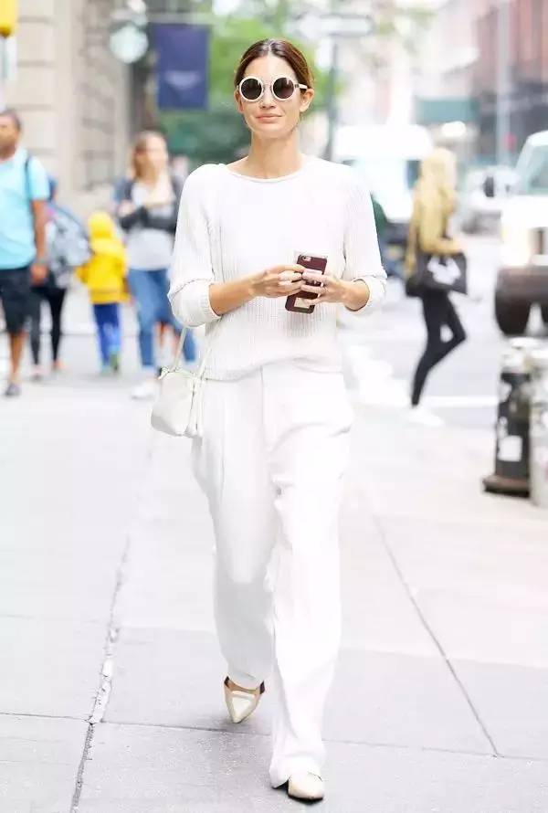 她们穿红绿过圣诞，你就穿白色，不脱颖而出才怪！