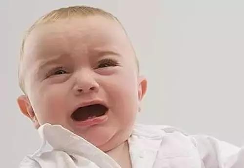 夏季宝宝脸上起痱子擦什么,小孩夏季用什么枕头不会出痱子