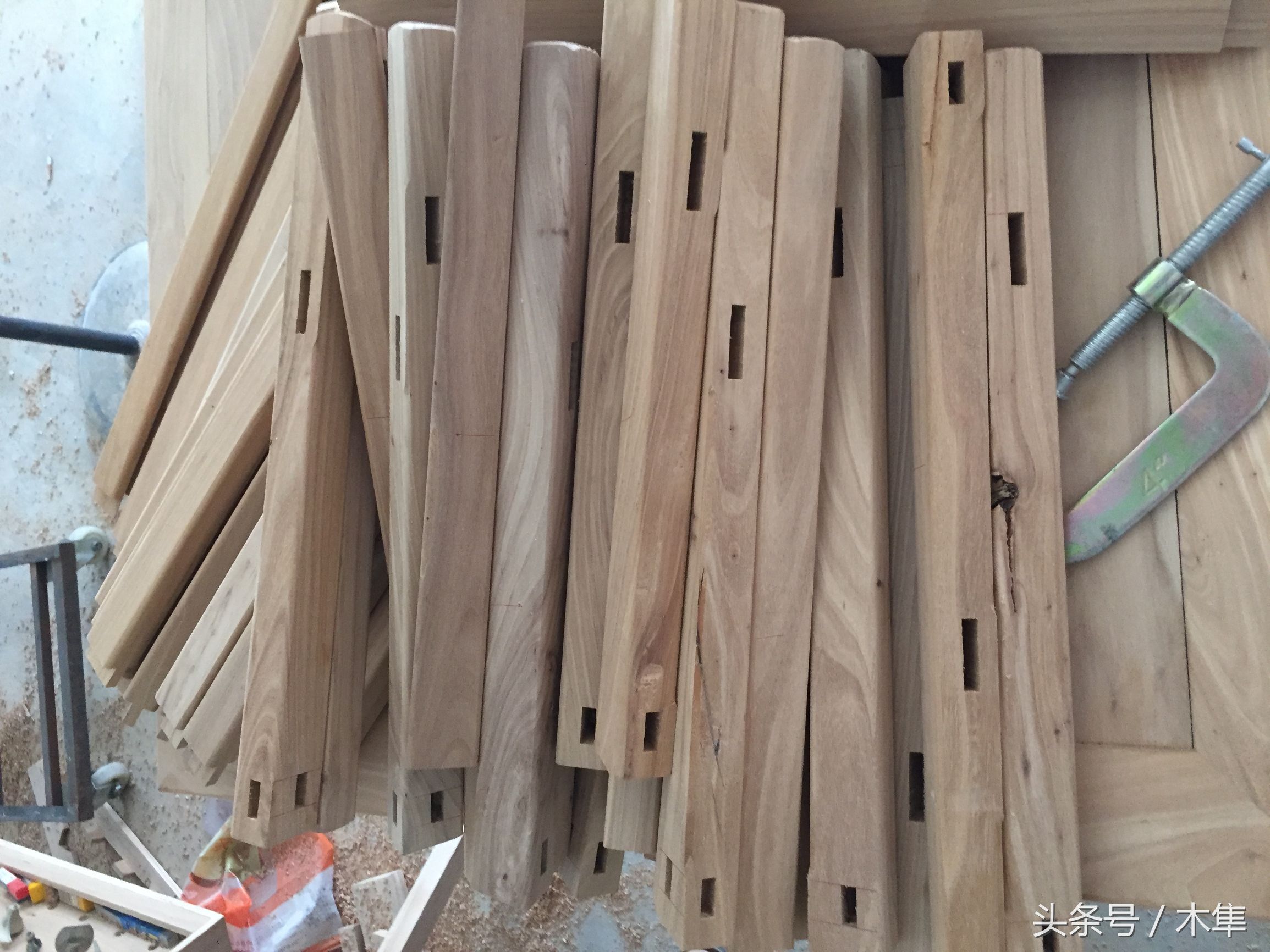 带大家参观红木家具厂,家具小作坊