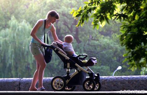 婴儿车背带扣怎么系,婴儿车背带怎么安装