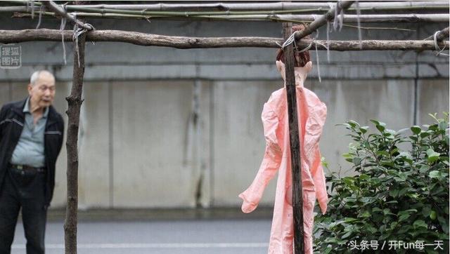 村民见识少误将*气娃充**娃当“女尸”，民警看后笑到肚子痛