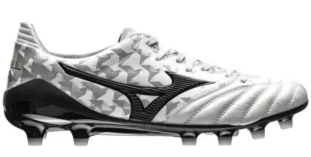 他们都穿什么篮球鞋,他们穿什么衣服翻译