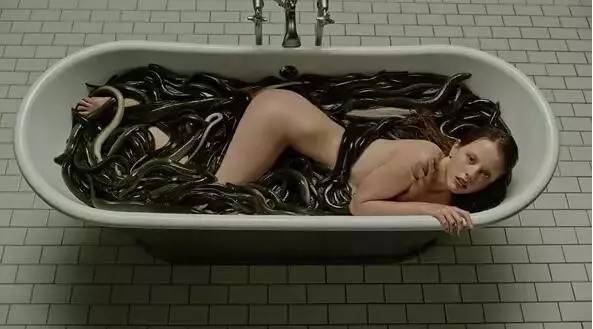 恐惧噬骨！榨干人油当解药，只为延长寿命等女儿长大后*亲近**繁殖