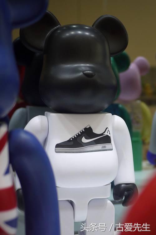 小屁孩才喊*力暴**熊，而我叫他Bearbrick！